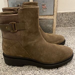 Clarks  suede leather size 8.5 , brand new